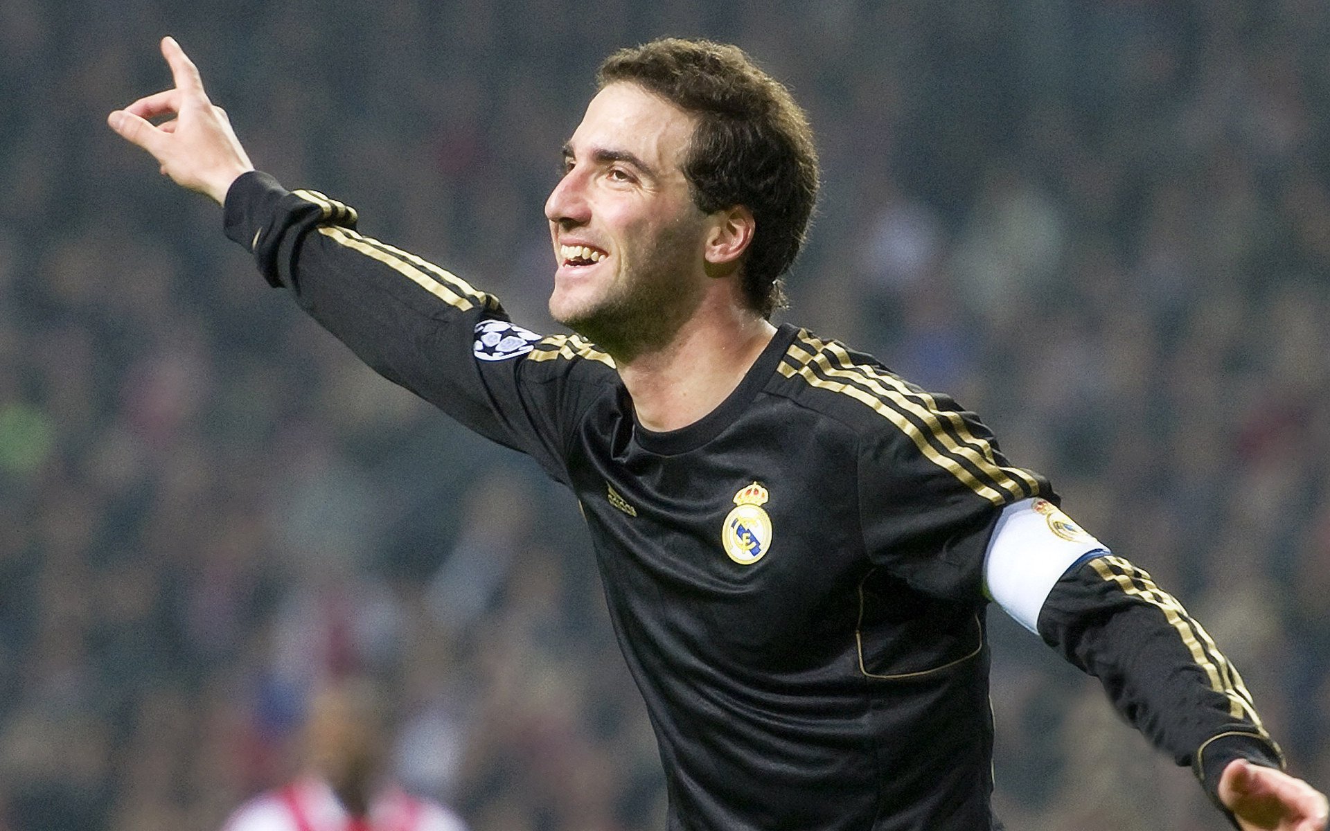 FB世界杯-绿茵场上的双面叙事，德甲争冠焦点战与玻利维亚高原奇迹